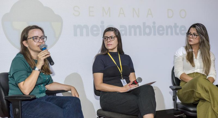Esq p/ dir: engenheiras Roseane Camargo, Ariela Cavalcante e Polliana  Peixoto de Morais falam na abertura da Semana do Meio Ambiente