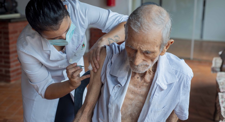 Álvaro Misterdão de Oliveira, 89 anos, disse que pediu essa vacina e está muito feliz de estar recebendo esse cuidado, ainda bastante lúcido, ele brinca que agora, “pode namorar tranquilo”