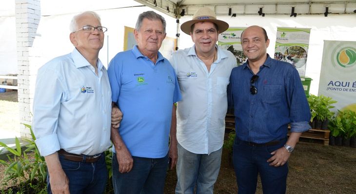 Amastha acompanhado do secretário estadual da Agricultura, Clemente Barros (à esquerda) e secretários municipais