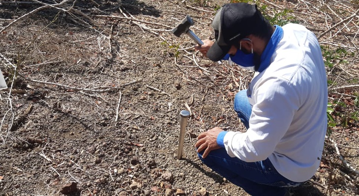 Técnico da Seder realiza coleta de amostra de solo em propriedades