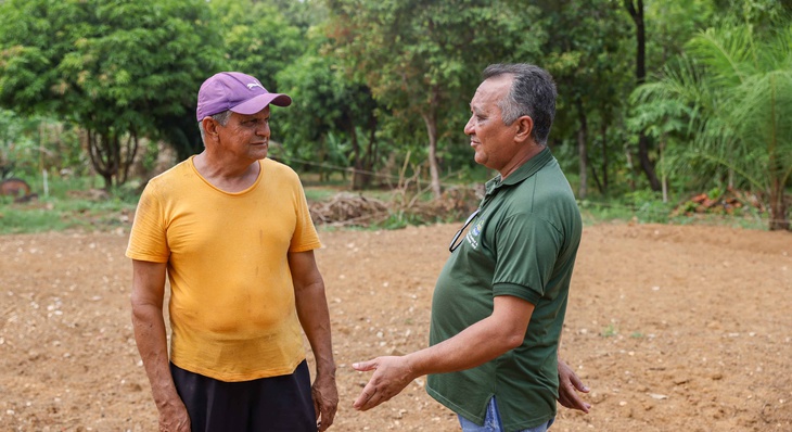 Agrônomo Luiz Antônio Santana Neto aconselhou o produtor sobre o local mais adequado para o cultivo de leguminosas, onde há maior incidência de sol e maior permeabilização de água