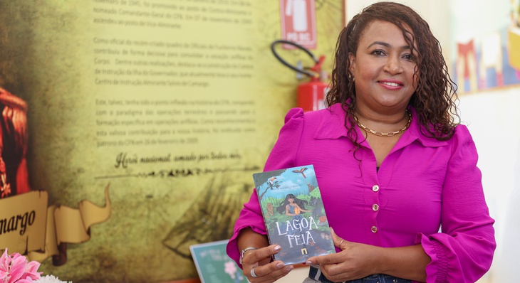 Professora Deise Raquel apresentou seu novo livro durante o Café Literário