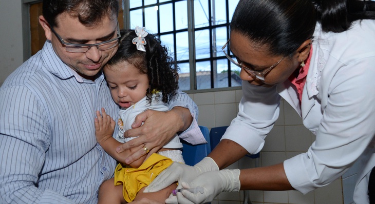 A partir desta sexta-feira, 23, os técnicos das salas de vacinas vão começar a imunizar bebês com idades entre 6 e 11 meses contra o sarampo com  a “dose zero”