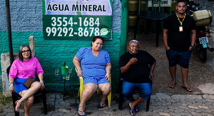 Irenilde Botelho e seu esposo, José Ribamar assistiram, confortavelmente sentados na porta do comércio que têm, a passagem dos blocos