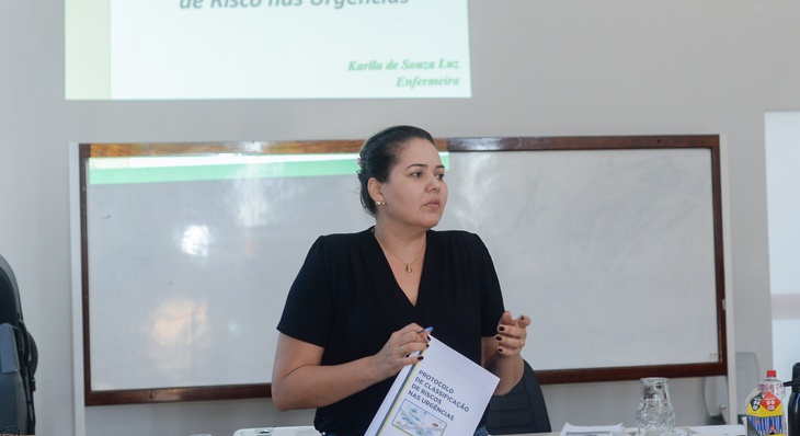 Enfermeira Karlla Souza Luz, coordenadora do NEU, orienta sobre classificação de risco adulto nas UPAs