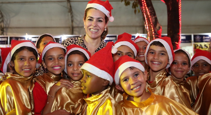 Prefeita Cinthia presigiou as crianças do Coral reforçando que este ano a Prefeitura fez a programação do Natal Cidade Encantada chegar a todos os cantos
