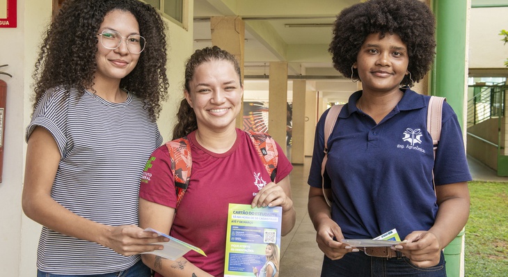 Naíra, Thaylla e Jennifer (e/d), estudantes do IFTO consideram o Programa Cartão do Estudante um importante benefício para quem precisa de transporte público