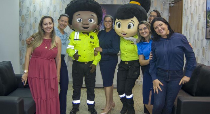 Mascotes com a secretária-chefe do Gabinete da Prefeita, Maíra Silva Galvão, e equipe