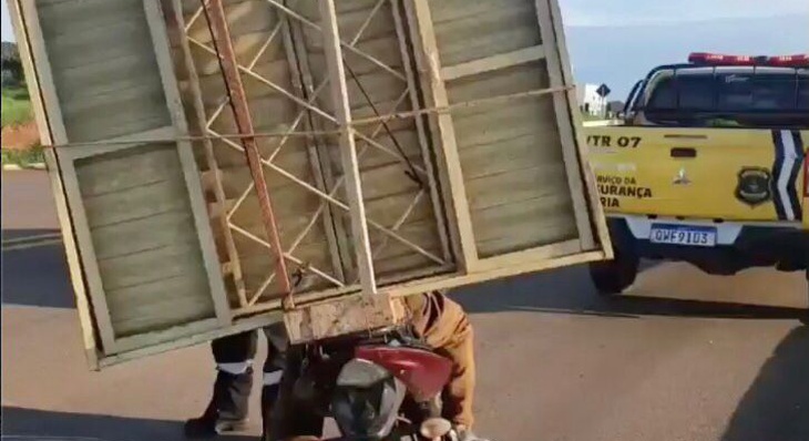 A carga foi retirada pelos agentes e o motociclista multado em R$ 195,23