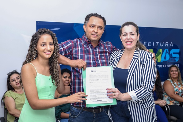 Prefeita Cinthia Ribeiro entrega termo de permissão de uso de quiosques em Palmas ao novo empresário Roner Reis da Silva e sua filha Mariana