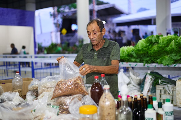 Edson Pires, conhecido como índio, vende ervas medicinais e garrafadas