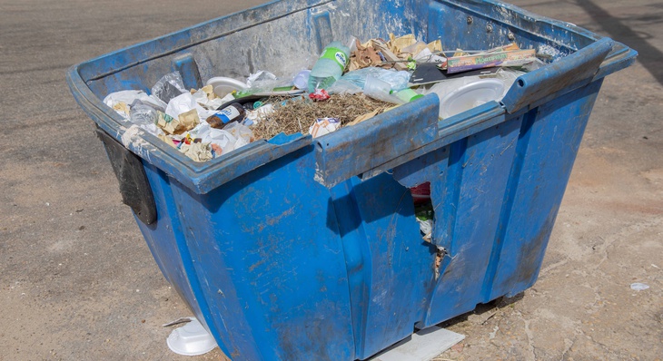 Contêiner que recebe restos de construção e entulho misturado ao lixo não suporta peso de resíduos