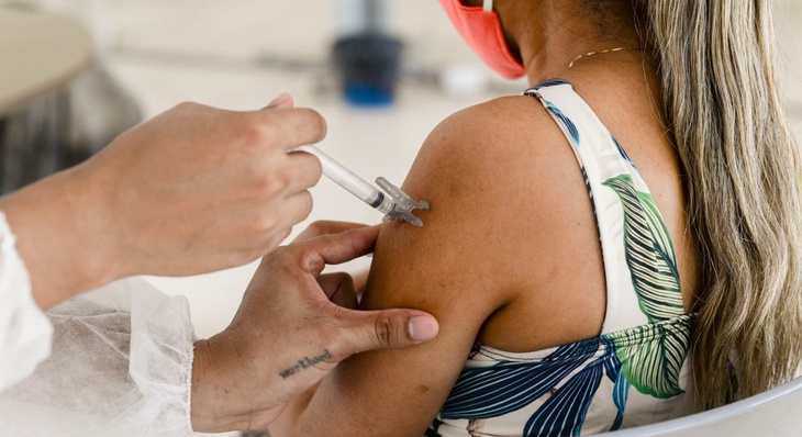 A vacinação para os profissionais da saúde, tanto D1 como D2, está programada para ocorrer desta quarta-feira, 24, até terça, 30