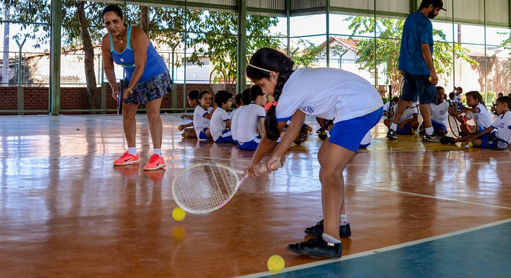 Durante as aulas além dos fundamentos do tênis e atividades práticas, são ensinados para as crianças valores sociais que são fundamentais para a formação do cidadão, como solidariedade, companheirismo e respeito
