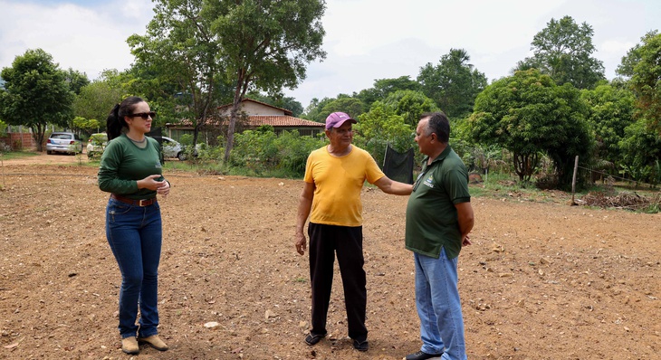 Engenheira de aquicultura, Maíra, juntamente com o agrônomo Luiz Antônio Santana Neto, visitaram a propriedade para prestar assistência ao produtor (de camisa amarela)