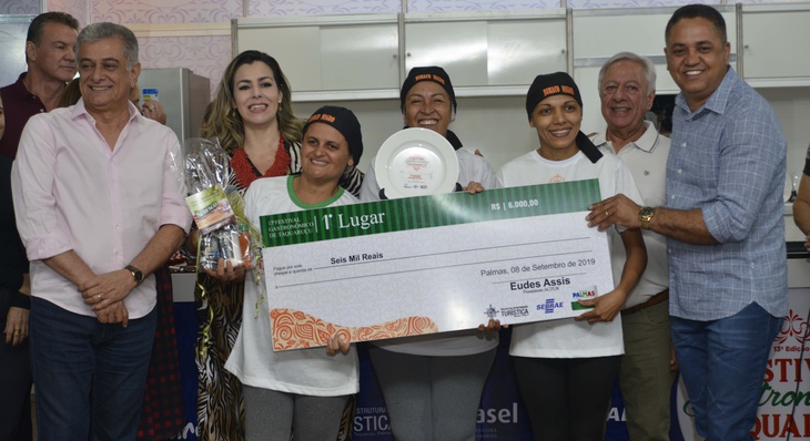 Ana Paula de Oliveira  e amigas levaram o primeiro lugar  na categoria Comidinha Salgada