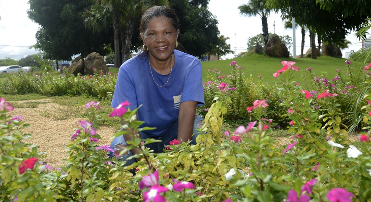 Marlinda Regis conta que gosta de plantas e que aprendeu mais sobre cultivo para desempenhar com zelo seu trabalho