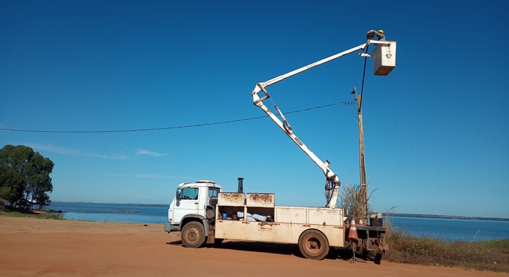 Registro de troca de lâmpada na Praia do Prata nesta terça, 13