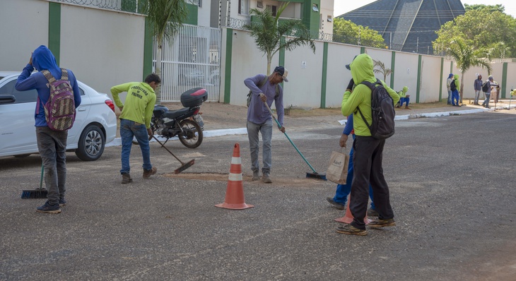 Antes do recapeamento chegar, ruas são varridas para garantir limpeza de pavimento antigo