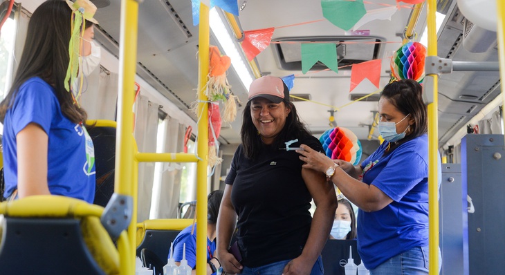 A garçonete Janaína Batista Leno aproveitou a presença da equipe da saúde na Parada LGBTQI +  para colocar o seu esquema vacinal em dia