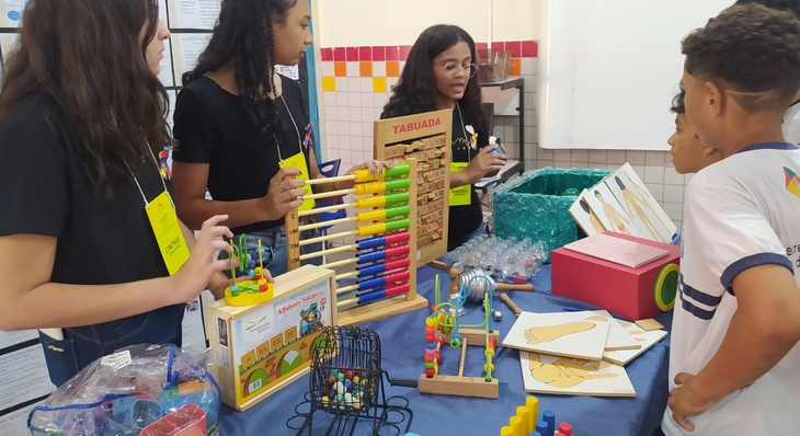 Cinthia Alves, Raickma Ribeiro e Marcela da Costa, apresentando o projeto ‘Autismo na Escola: Um jeito diferente de aprender’