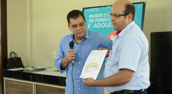 representante da Ferpam, Marcel Lucena, recebeu o selo simbolicamente em nome dos demais contribuintes
