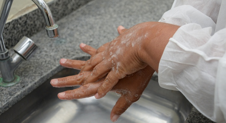 Hábito de lavar as mãos regularmente sempre foi uma medida eficaz contra várias outras doenças