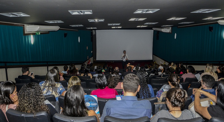 A orientação dos alunos para as visitas às salas de conciliação foi dada no Cine Cultura a fim de observar os atendimentos em andamento no mutirão