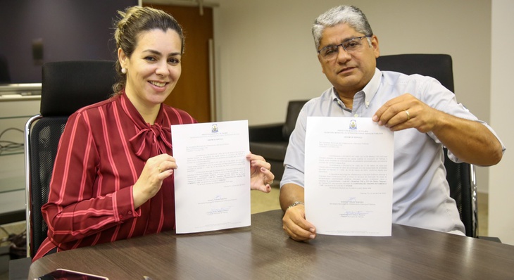 Prefeita Cinthia Ribeiro e o secretário Antônio Trabulsi durante assinatura da ordem de serviço