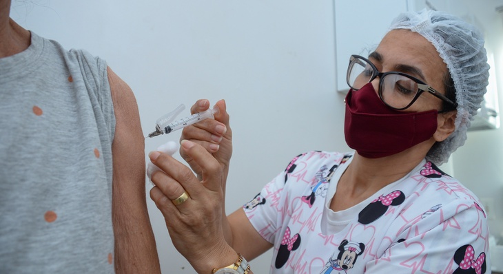 Pessoas com mais de 55 anos sem comorbidades podem se vacinar contra a Covid-19