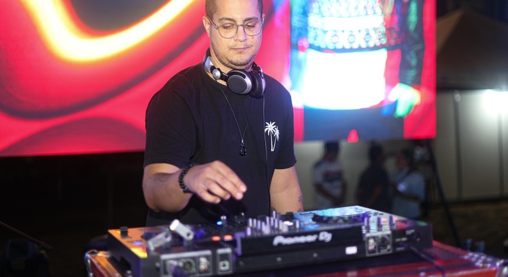 DJ Gamboge toca hits do momento na festividade