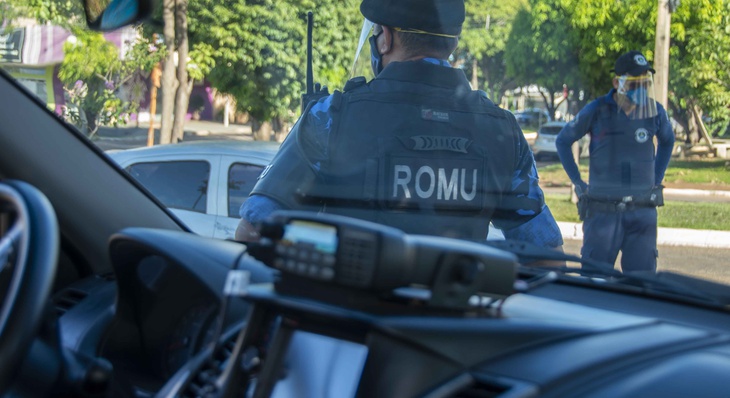 O suspeito estava com outras pessoas em um veículo enquanto trafegava pela Quadra T-30, no Jardim Taquari, na região Sul da Capital
