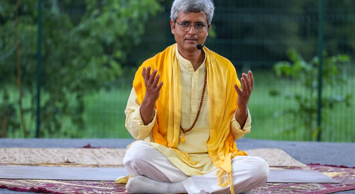Em 32 anos de jornada, GuruJi já ensinou yoga para meio milhão de pessoas em mais de 50 países