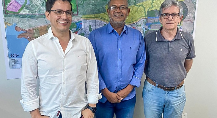 Secretário Edmilson Vieira entre Iglesias (e), presidente do CREA, e Scaravonatti, gerente técnico do CAU