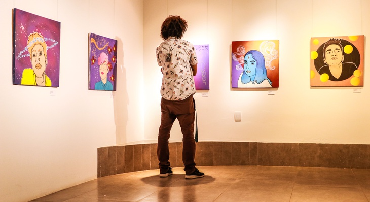 Autorretratos  dos jovens artistas compõem a exposição Colorindo o Mundo