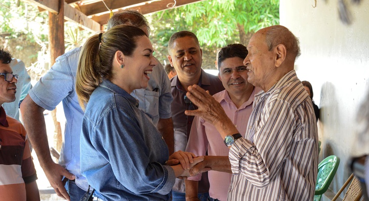 Prefeita conversa na casa de morador pioneiro Anísio Moura que mora no distrito desde 1944