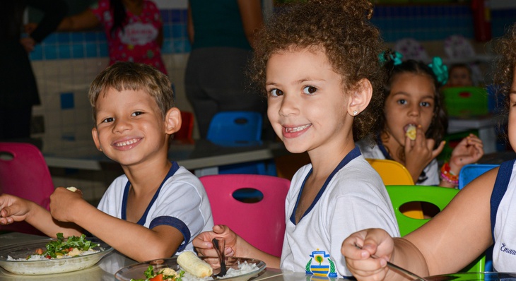 "No ambiente escolar, os alunos são alimentados com o alimento que é servido na escola, não sendo necessário levar nenhuma outra de casa", diz o nutricionista Rodrigo Miranda