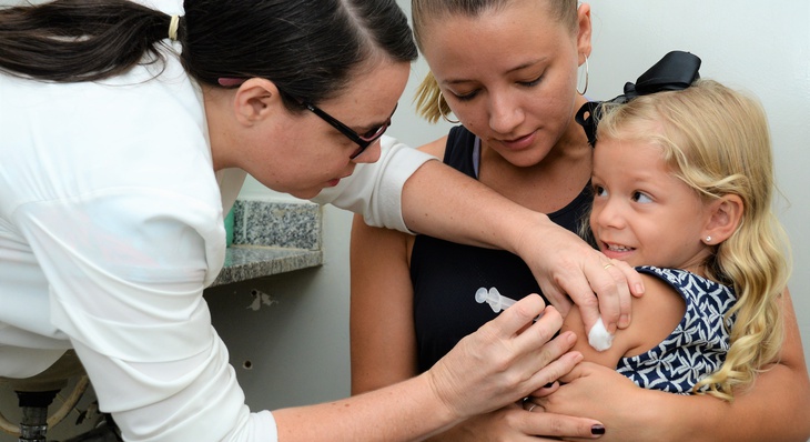 Vanessa Mota levou a filha Luisa Martins para ser vacinada