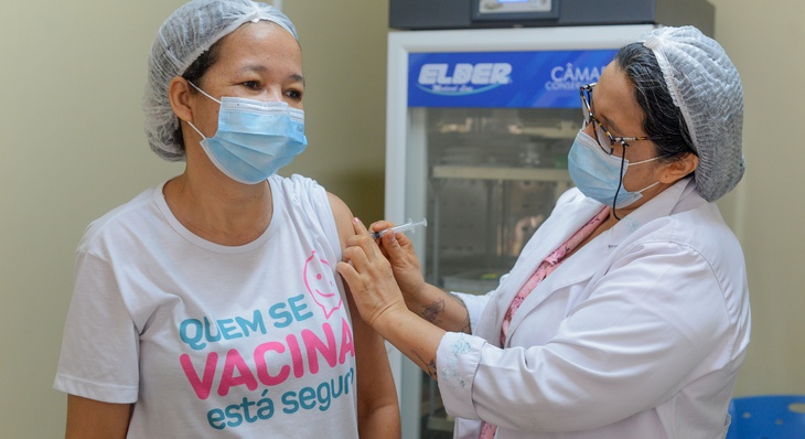 Edinalva Pereira de Carvalho, que atua na unidade da Arse 82, se imunizou na USF