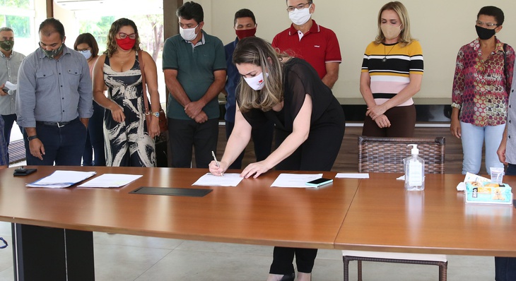 Prefeita Cinthia Ribeiro assina autorização para início de construção de praças