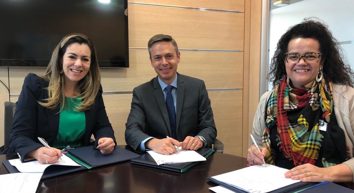 Prefeita Cinthia Ribeiro assina contrato entre Município e CAF