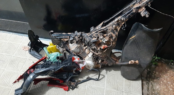 Quadro de motocicleta com motor encontrado no desmanche 