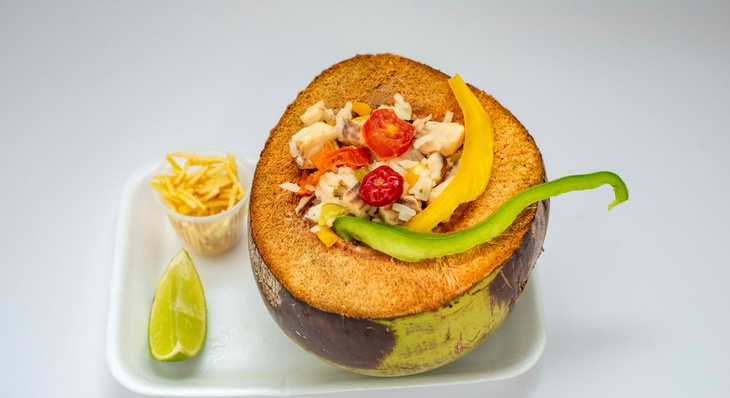 Um dos quesitos avaliados é a apresentação do prato; aqui o 'Arroz com tucunaré no coco', da participante Karla Tatiana de Jesus Souza