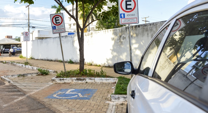 Segundo o CTB, estacionar em vaga preferencial sem ser portador da necessidade é infração gravíssima