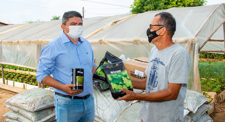 Secretário de Desenvolvimento Rural, Major negreiros, entregando insumos a produtor de horta palmense