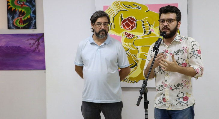 Professores de Artes Cláudio Montanari e Ronan Gonçalves (Da esq./dir.) durante abertura da exposição