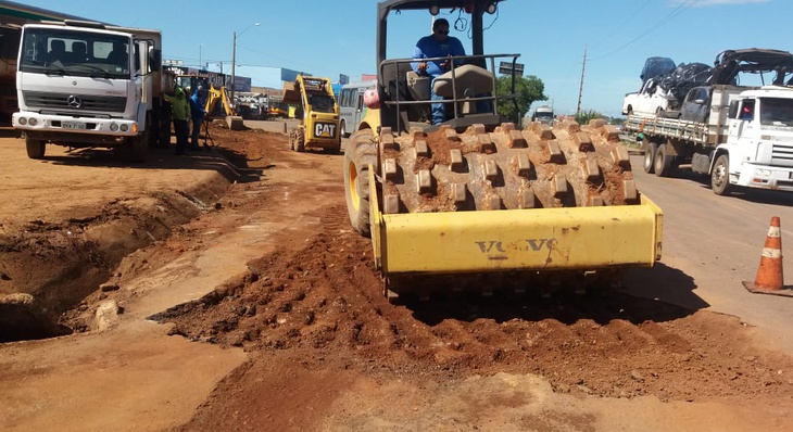 Recuperação de trecho de asfalto próximo a rotatória que inicia a Avenida Tocantins, em Taquaralto