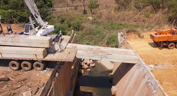 Detalhe do processo de desmontagem de laje da ponte na lateral do Parque Sussuapara