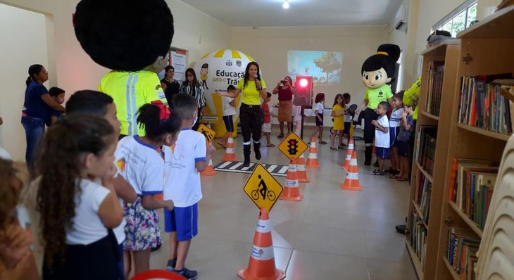 Crianças aprendem na prática como se comportar no trânsito na Minicidade instalada no Cras Santa Bárbara na região Sul de Palmas