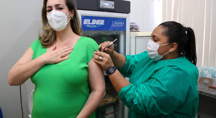 Cinthia Ribeiro foi vacinada na Unidade de Saúde da 403 Sul nesta quarta, 18